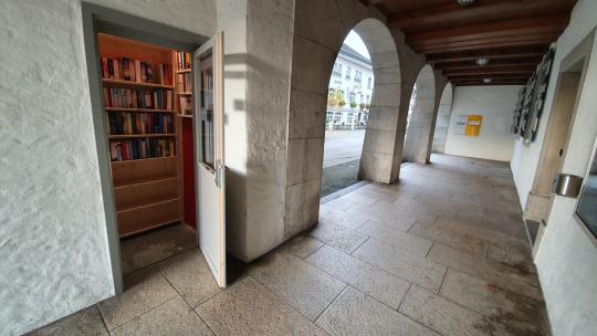 offener Bücherschrank im Durchgang Gemeindehaus